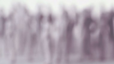 tutamaçlarından oyuncak insanların belirsiz özetliyor