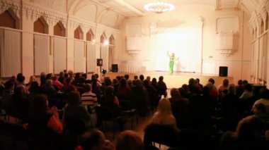 karanlık salonda dansöz performansını izlemek