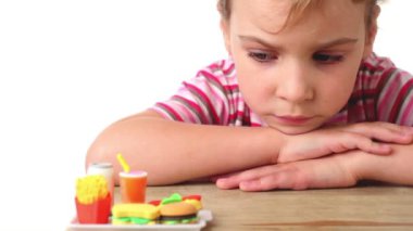 oturan ve fast food yapay kopya arayan kız