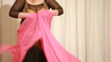 dansöz siyah elbiseli gerçekleştirmek sahnede