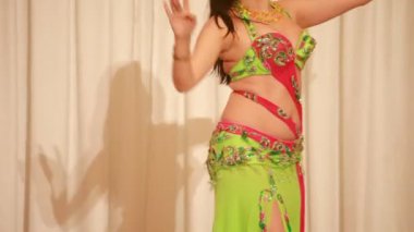 dansöz yeşil gerçekleştirmek Studio fotoğraf oturumunda