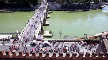 Öte yandan yürüyen turist nehir, bir Riverside'da sokak trafik ve İskele üzerinde köprü