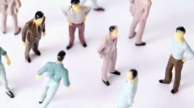 Birkaç oyuncak erkekler stand ve damla boyanmış gölgeler