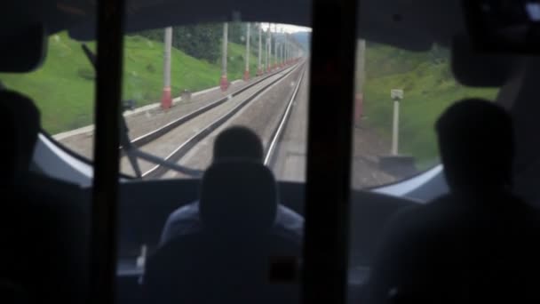 Vue du chemin de fer depuis la cabine du conducteur pendant le mouvement — Video