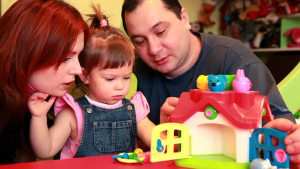 Pais assistindo como seu bebê está brincando — Vídeo de Stock