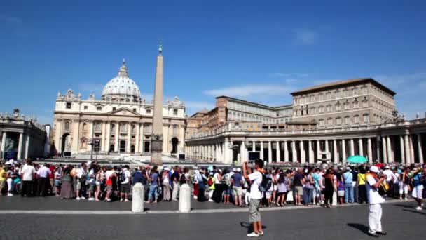 Molti orologio turistico e camminare sulla piazza di fronte alla Cattedrale di San Pietro — Video Stock