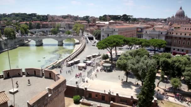 Gebäude der Peterskathedrale, dargestellt Brücke über den Fluss, Straßenverkehr — Stockvideo