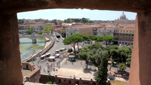 Nehir, bir Riverside'da sokak trafik ve İskele üzerinde yürüyen turist ile köprü — Stok video