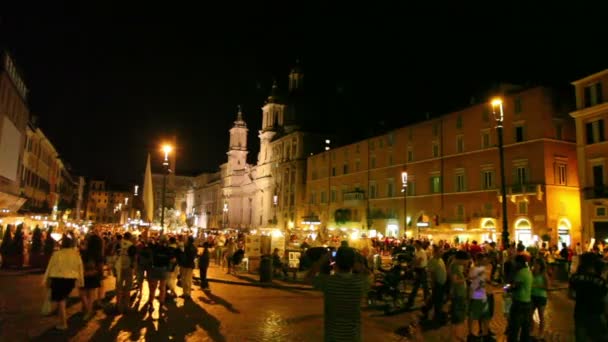 Turistas caminan en Piazza Navona — Vídeo de stock