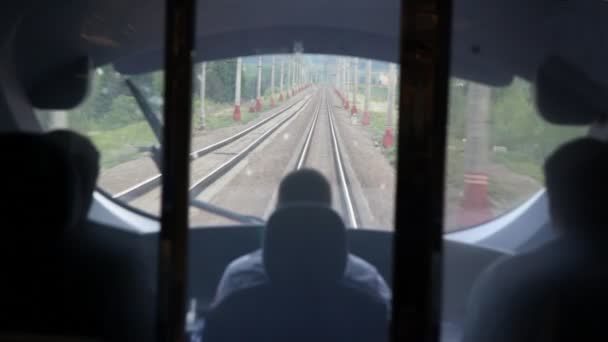 鉄道によって動きの間にオペレーターの列車の小屋からの眺め — ストック動画