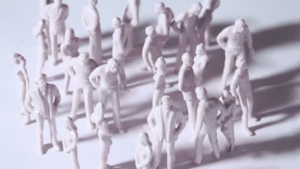Grupa trochę niepomalowanych zabawki mężczyźni i kobiety stoją i cienie — Wideo stockowe