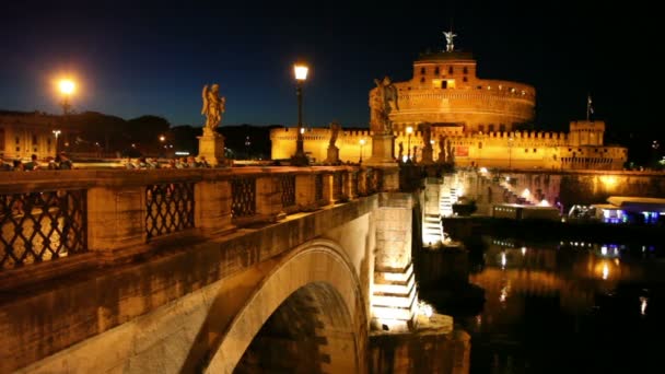 Ponte Sant Angelo e Castelo de Sant Angelo à noite — Vídeo de Stock
