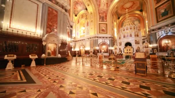 Översikt över rikt ornamenterade hall inne i Kristus Frälsarens katedral — Stockvideo