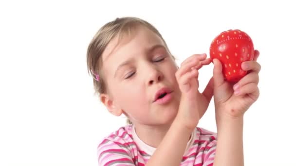 Mädchen mit Zeitschaltuhr in Form von Erdbeeren — Stockvideo