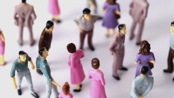 Alguns homens e mulheres de brinquedo pintados estão em uma confusão — Vídeo de Stock