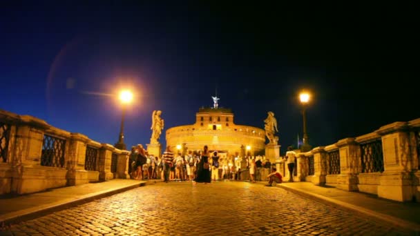 Мост Сан-Анджело и замок Сан-Анджело ночью — стоковое видео