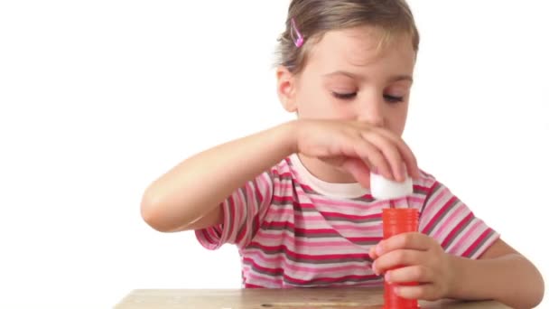 Meisje blaast zeepbellen en probeert te vangen hen door stok — Stockvideo