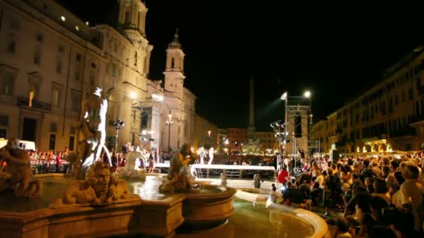 Många människor samlats för att se deltagarna missar Rom 2010 på piazza navona — Stockvideo