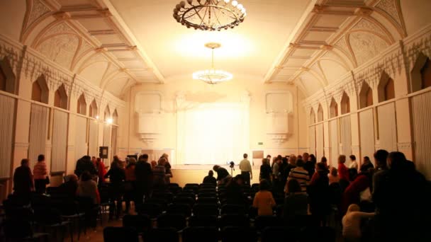 La gente sale de la sala de conciertos después de la actuación — Vídeo de stock