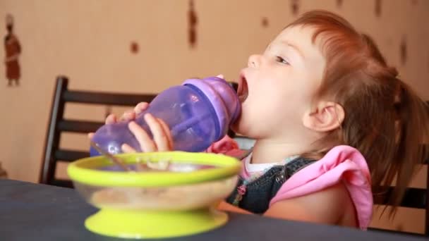 Mädchen trinkt Wasser nach Ende des Verzehrs von Haferbrei — Stockvideo