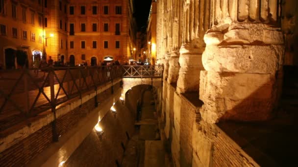 Persone che camminano lungo Piazza di Pietra, ragazza è venuto a reticolo e guardare — Video Stock