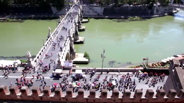 Ponte sobre o rio, tráfego de rua em uma ribeira e cais com turistas caminhando sobre o outro — Vídeo de Stock