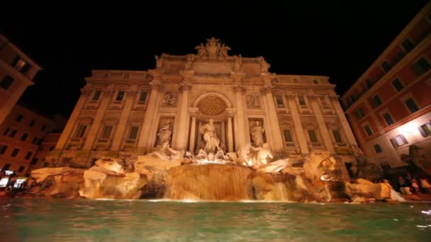 Bottom view of Trevi Fountain at evening — Stock Video