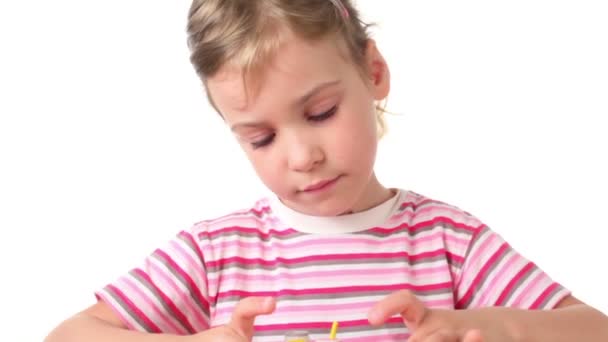 ファーストフードの食事のコピーを手でトレイを保持している女の子 — ストック動画