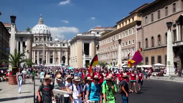 People are on international pilgrimage on street leading to the Saint Peters Cathedral — Stock Video