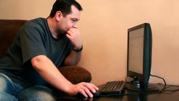 Homem está olhando no monitor e rolagem roda do mouse — Vídeo de Stock