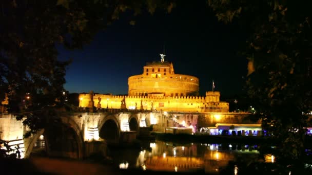 Ponte Sant Angelo vista lateral e Castelo de Sant Angelo à noite — Vídeo de Stock