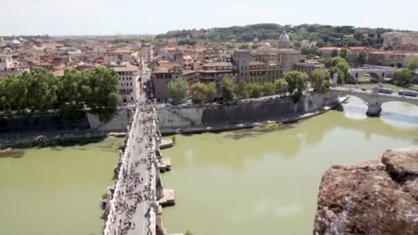 Birkaç köprü Nehri, evler, sokak ve vatandaş gösterilen — Stok video