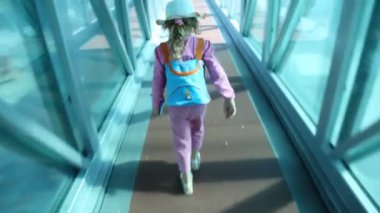 kız üzerinde Havaalanı'nda cam duvarlı crossing gider