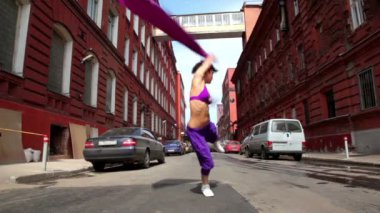 sokakta bir bez ile modern tarzda kız dansları