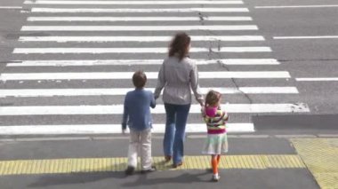 Anne ve çocuk, yaya geçidi araba sürdü sonra yola çapraz
