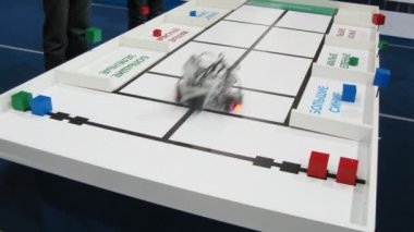 Robot sıralama tuğladır renk ve şekil itibariyle robofest-2011