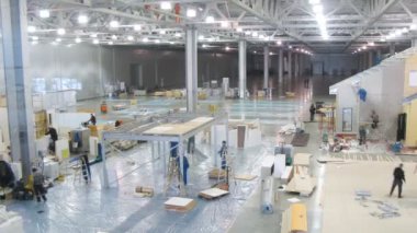 işçiler standları sergi mosbuild 2011 için hazırlanın.