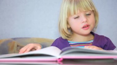 küçük kız resmi kitap okumak ve bir şey söylüyor