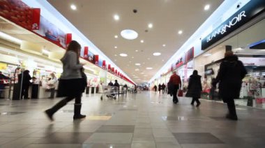 troyka insanlar yeni alışveriş ve eğlence merkezi