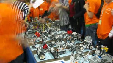 çocuklar onların robotlar robofest-2011 döneminde denetleyin.