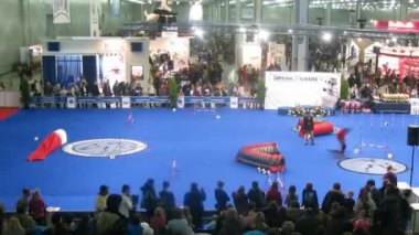 işçiler crocus expo Fuar standları parçalarına ayırın.