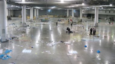 işçiler crocus expo Fuar standları parçalarına ayırın.