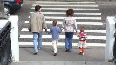 Aile tarafından yaya geçidi yol gider