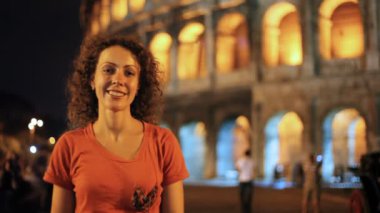 kadının Roma colosseum civarındaki