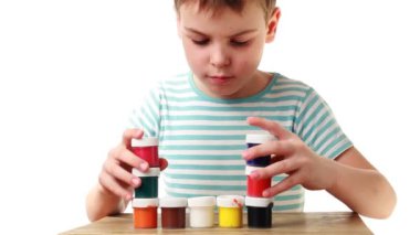 Çocuk farklı renkler ile bardak Piramidi koyar