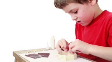 Çocuk sıkıca sonraki sopa, toka-maç evin içinde etkilenen diğer duvar