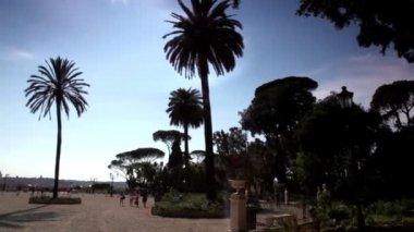 piazzale napoleone genel bakış, bitkiler ve insanlar gösterir