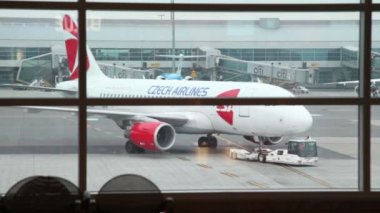 Çek hava yolları uçak havaalanında çekerek tug, Havaalanı yapı penceresinden görüntülemek