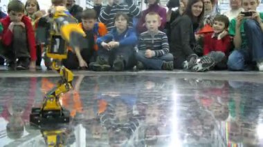 robofest-2011 döneminde dans iki robot, çocuk izle