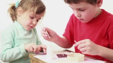 iki çocuk maç ev inşa